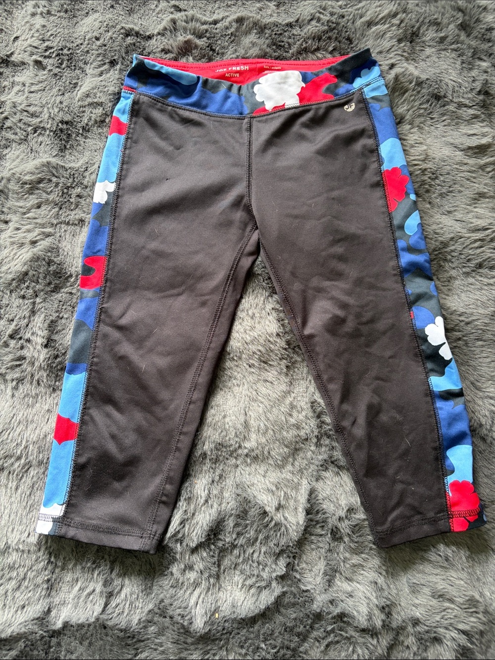 Active Kids Black Capri Leggings with Blue & Red Floral Side Panels size 7/8